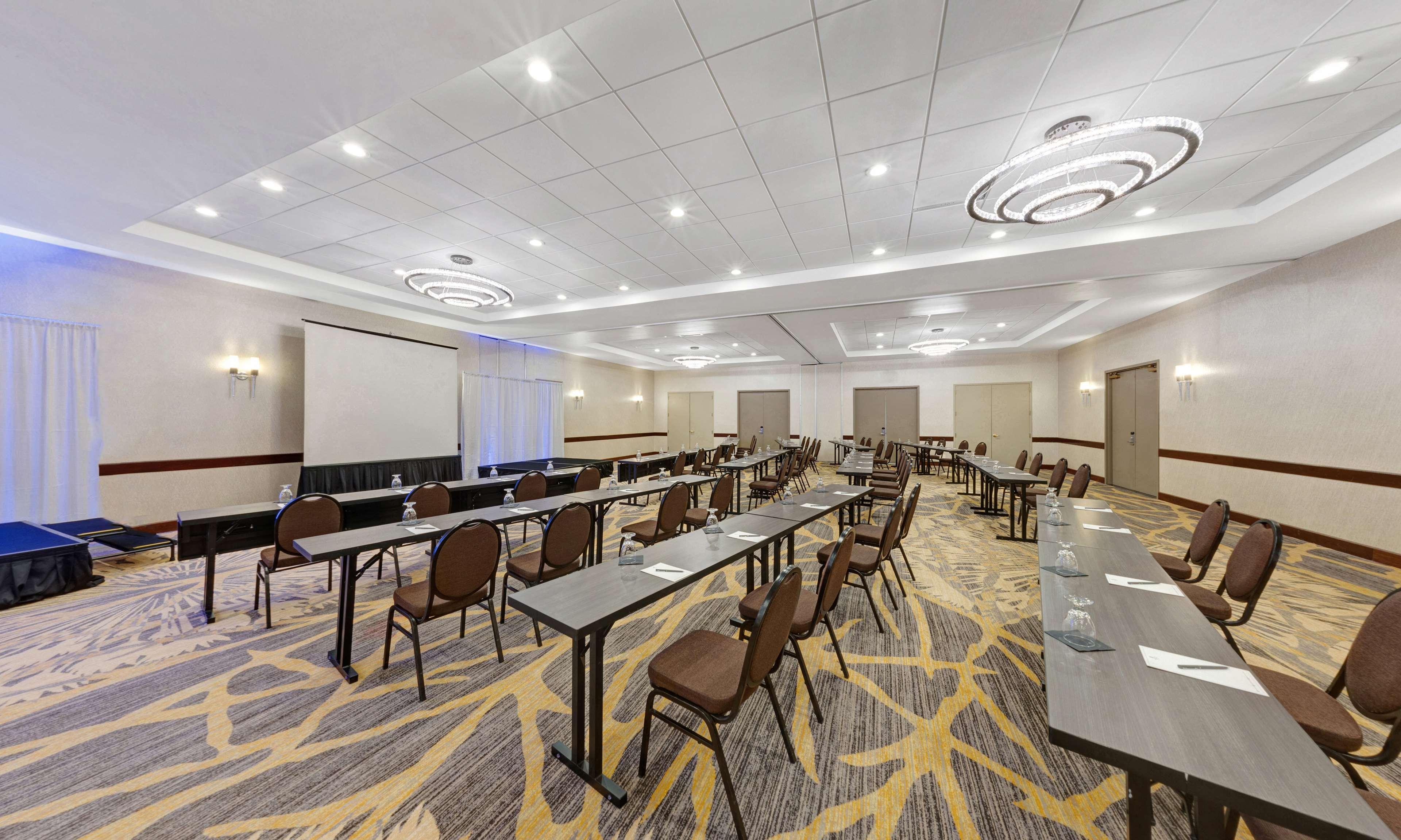 Embassy Suites By Hilton Milwaukee Брукфилд Экстерьер фото