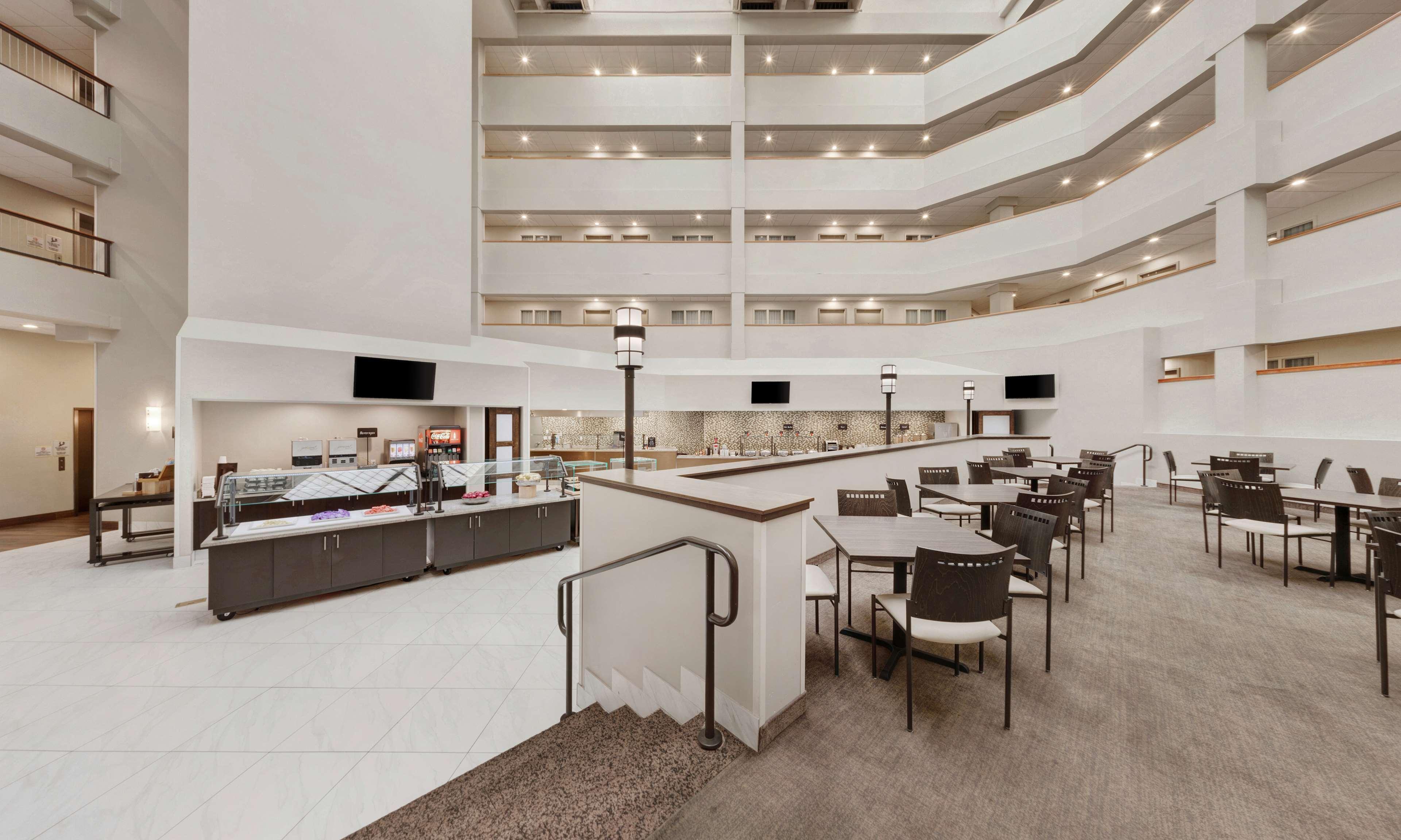 Embassy Suites By Hilton Milwaukee Брукфилд Экстерьер фото