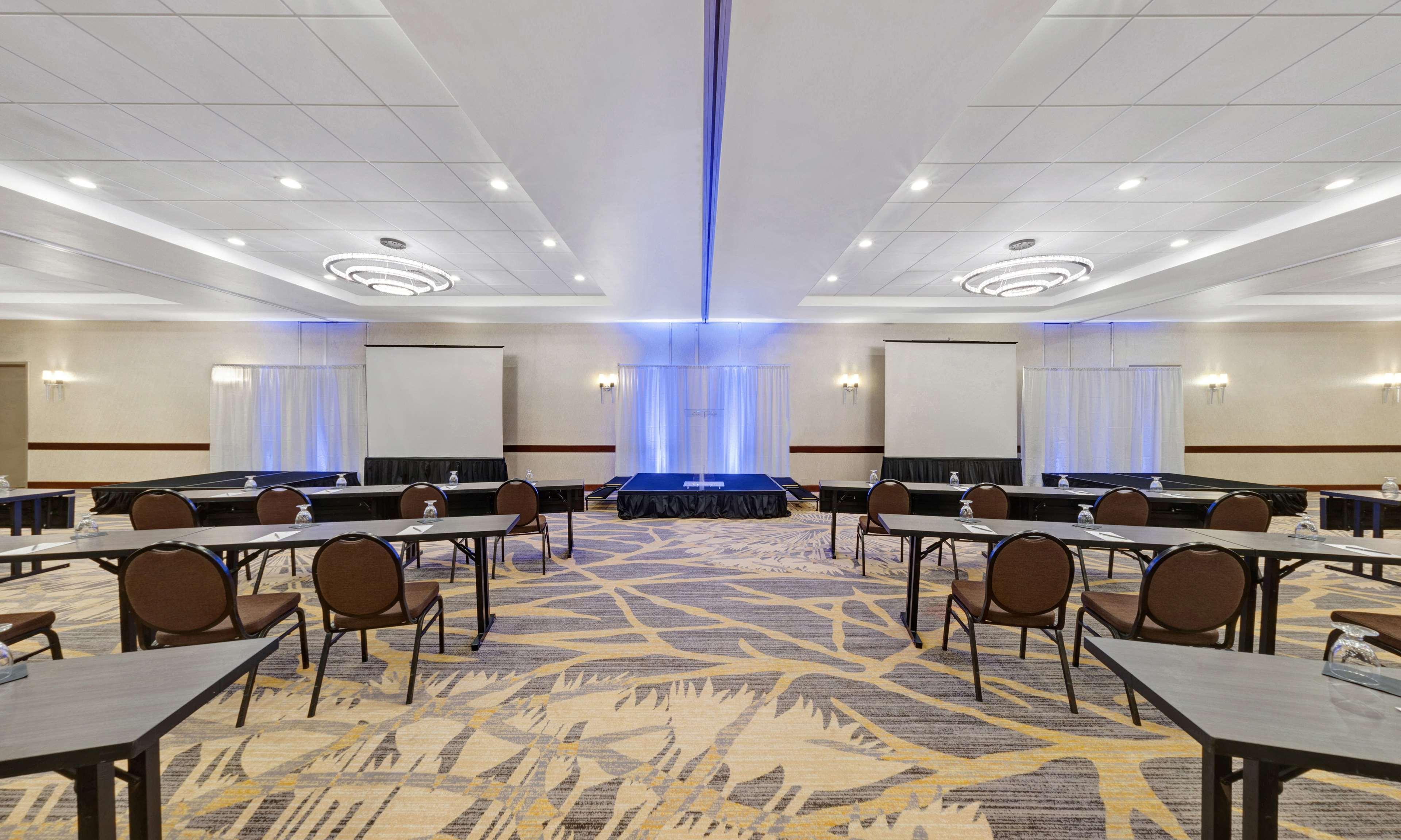 Embassy Suites By Hilton Milwaukee Брукфилд Экстерьер фото