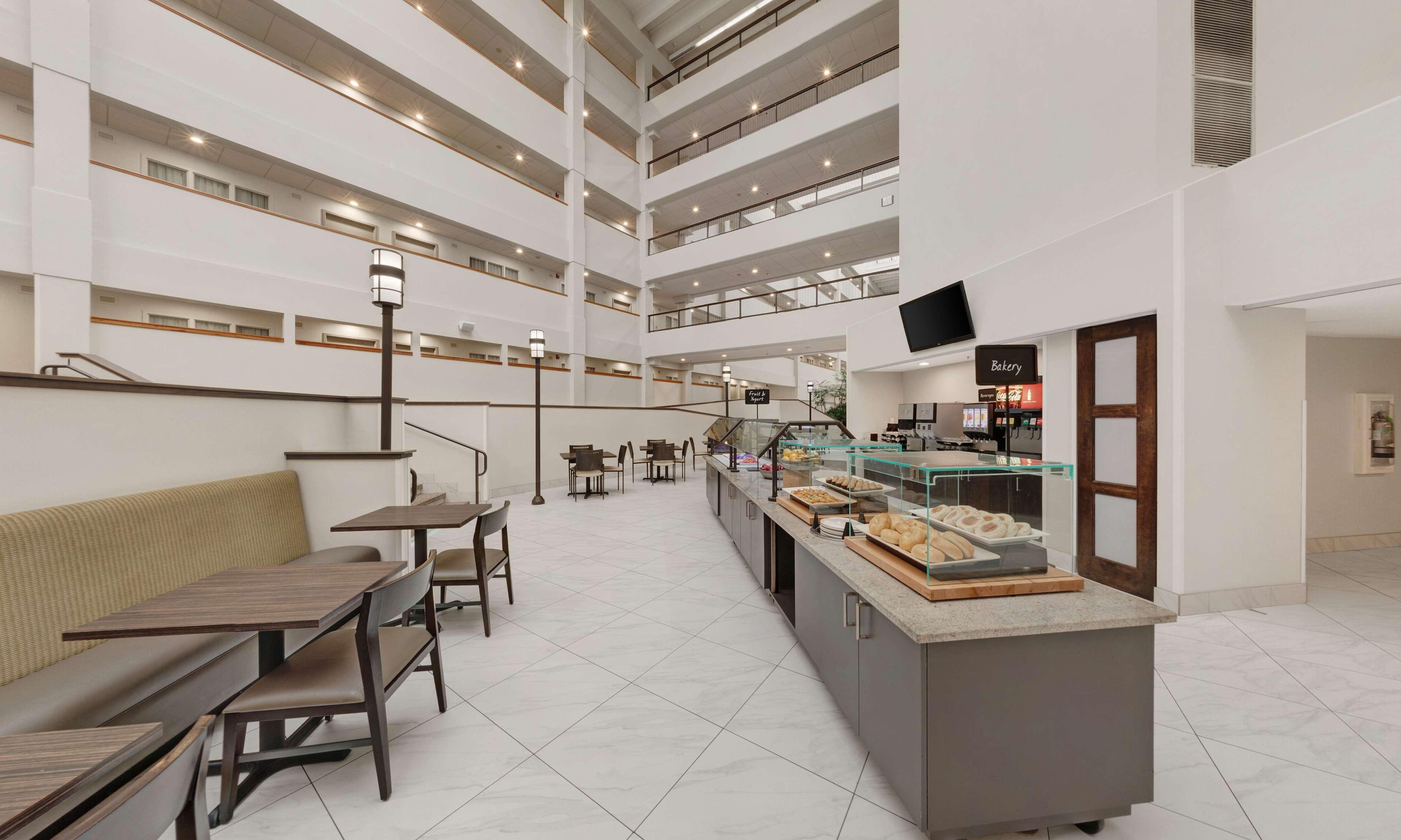 Embassy Suites By Hilton Milwaukee Брукфилд Экстерьер фото