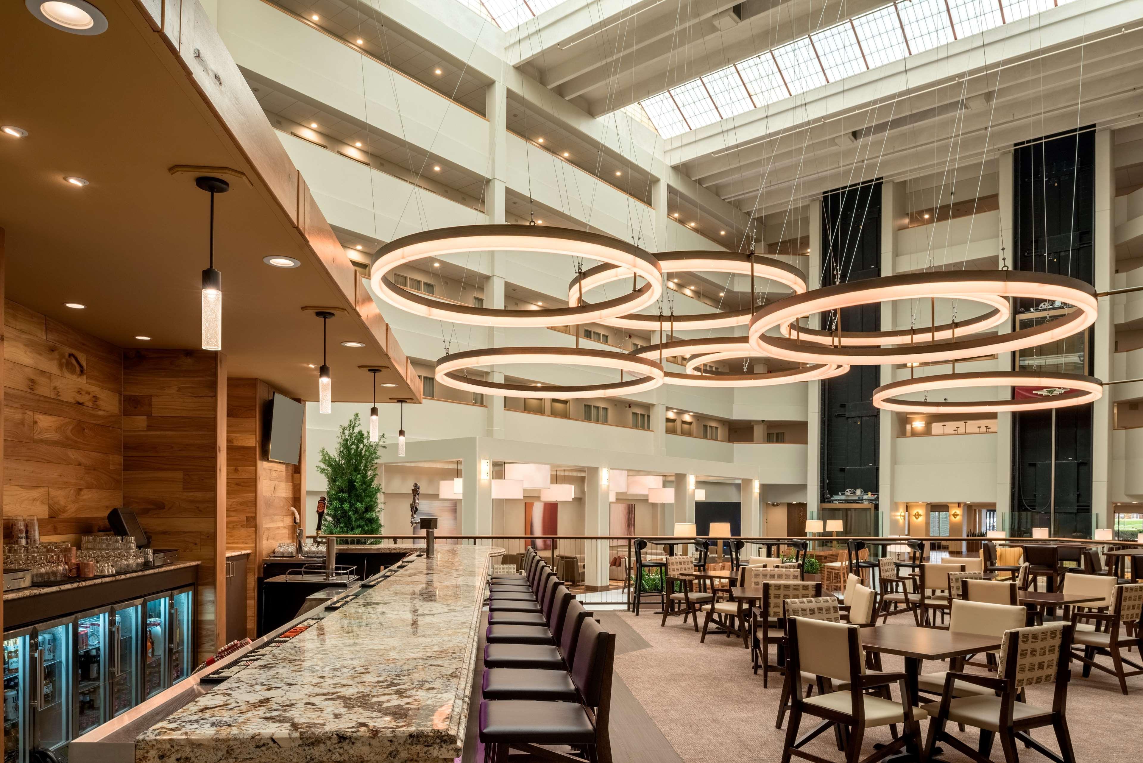 Embassy Suites By Hilton Milwaukee Брукфилд Экстерьер фото