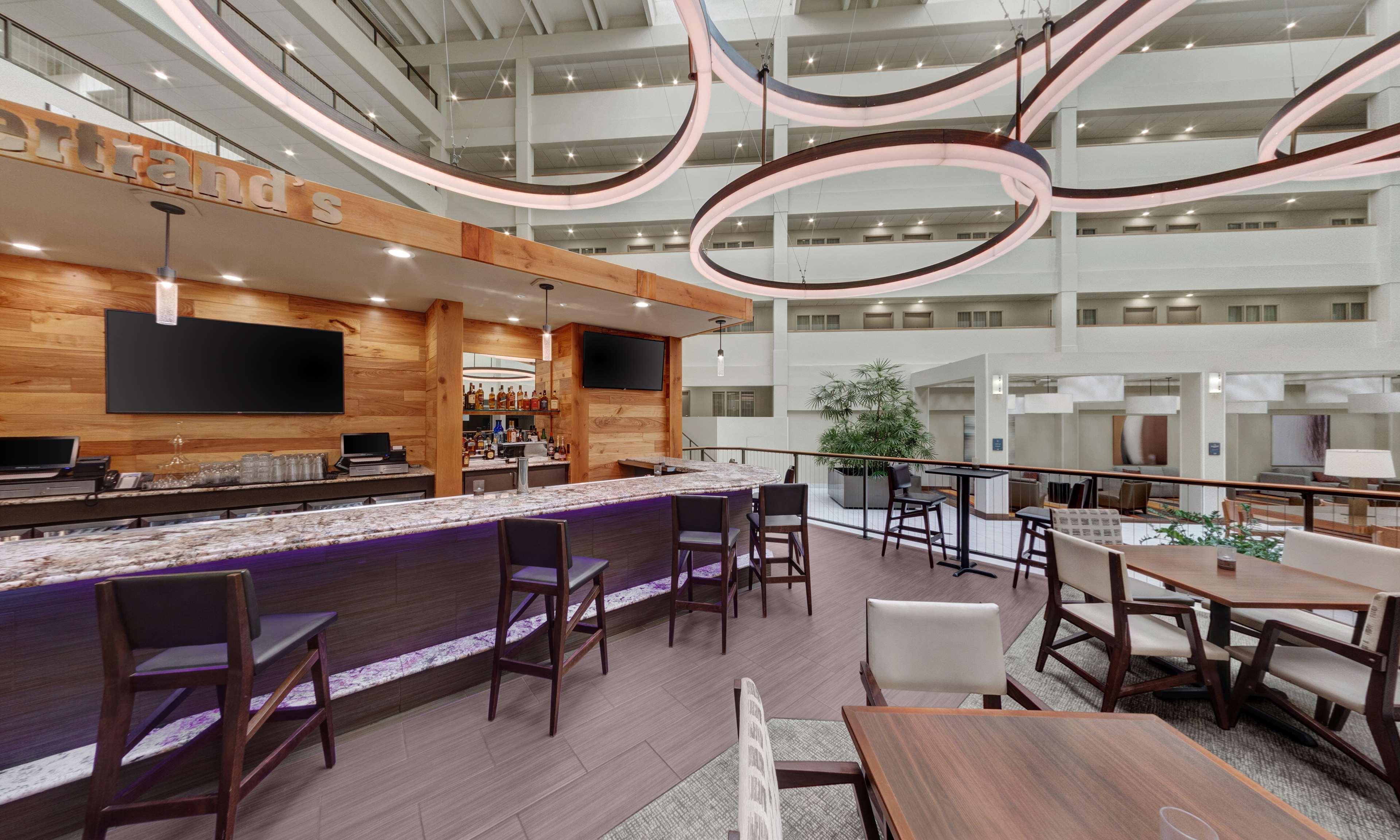 Embassy Suites By Hilton Milwaukee Брукфилд Экстерьер фото