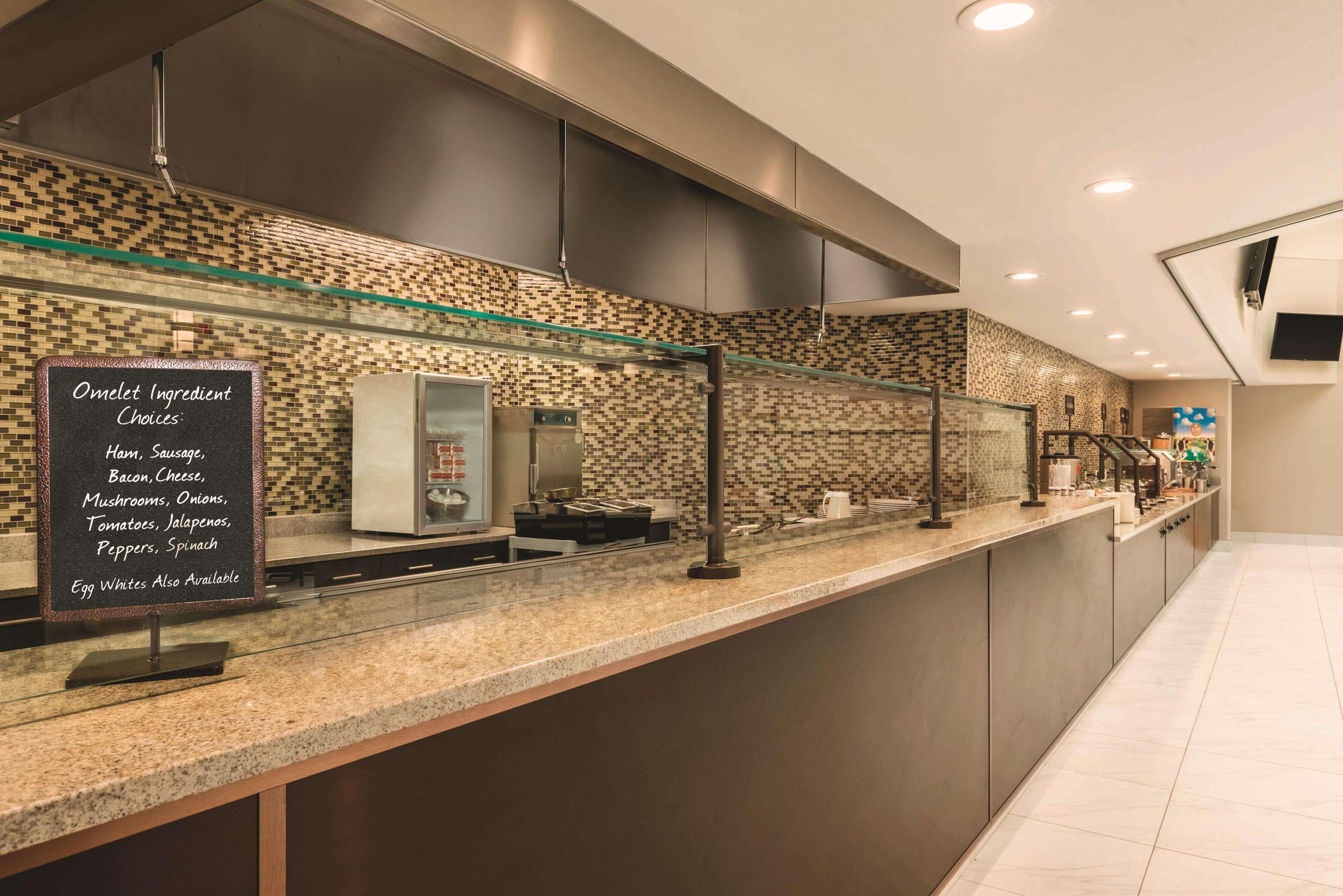 Embassy Suites By Hilton Milwaukee Брукфилд Экстерьер фото
