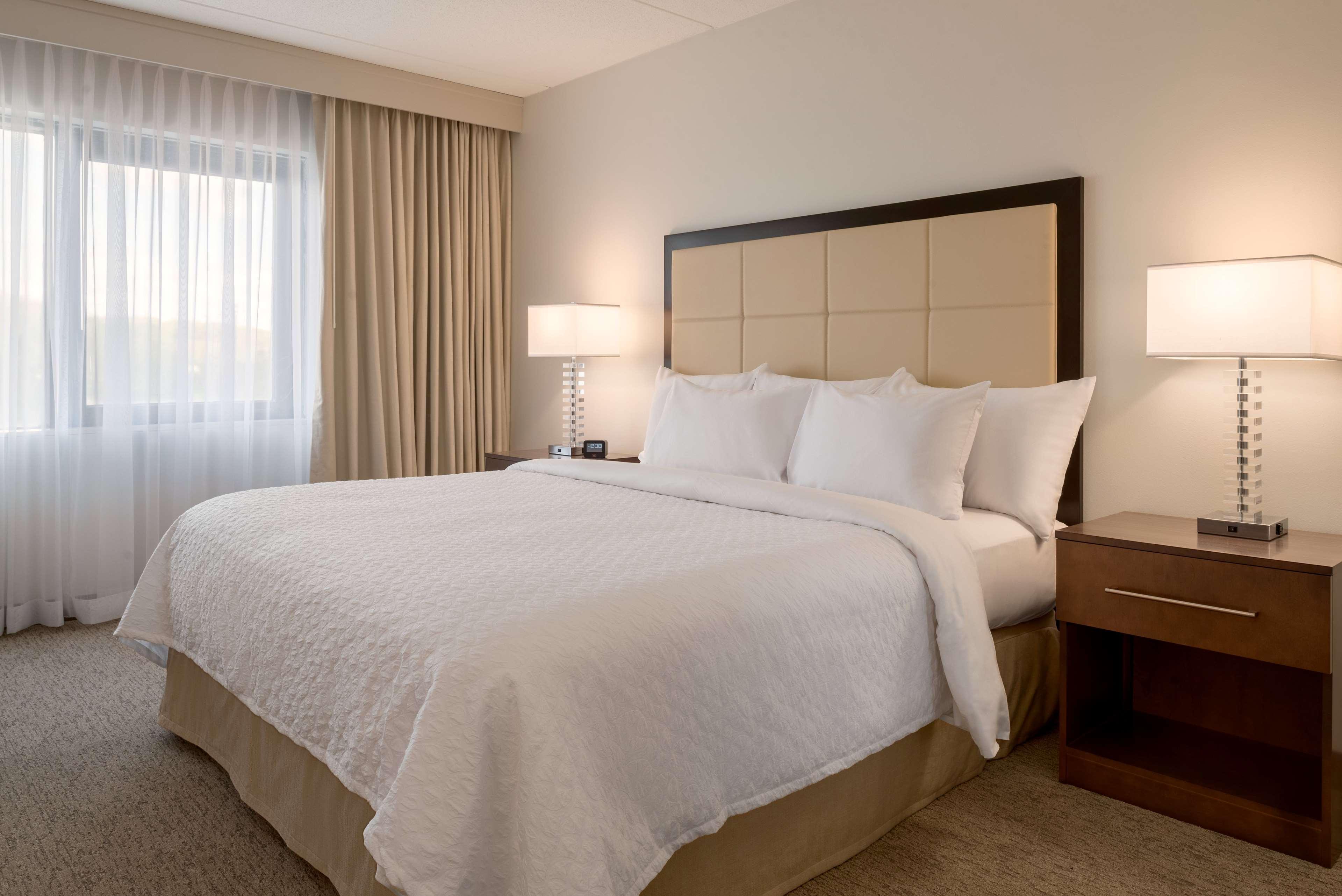 Embassy Suites By Hilton Milwaukee Брукфилд Экстерьер фото