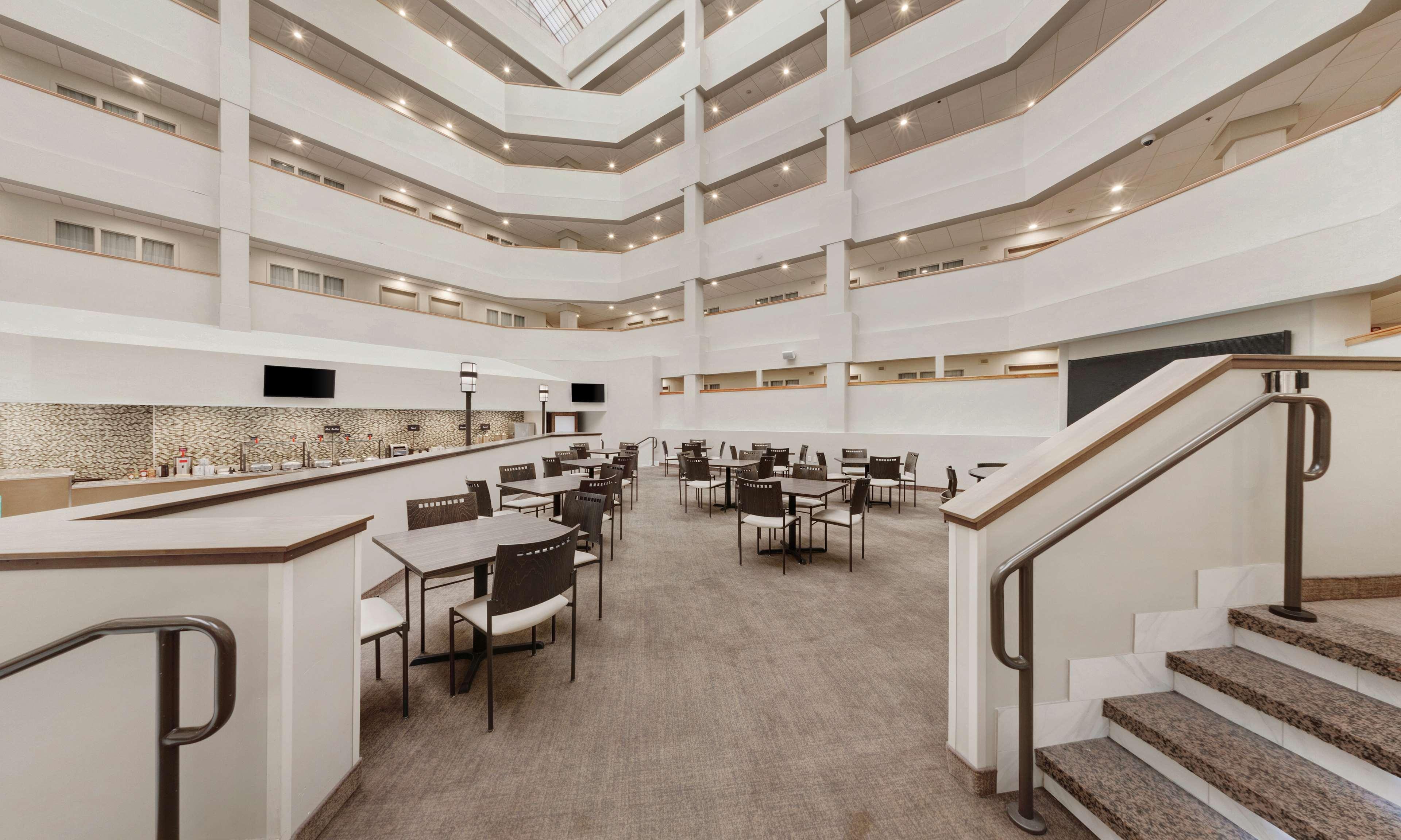 Embassy Suites By Hilton Milwaukee Брукфилд Экстерьер фото