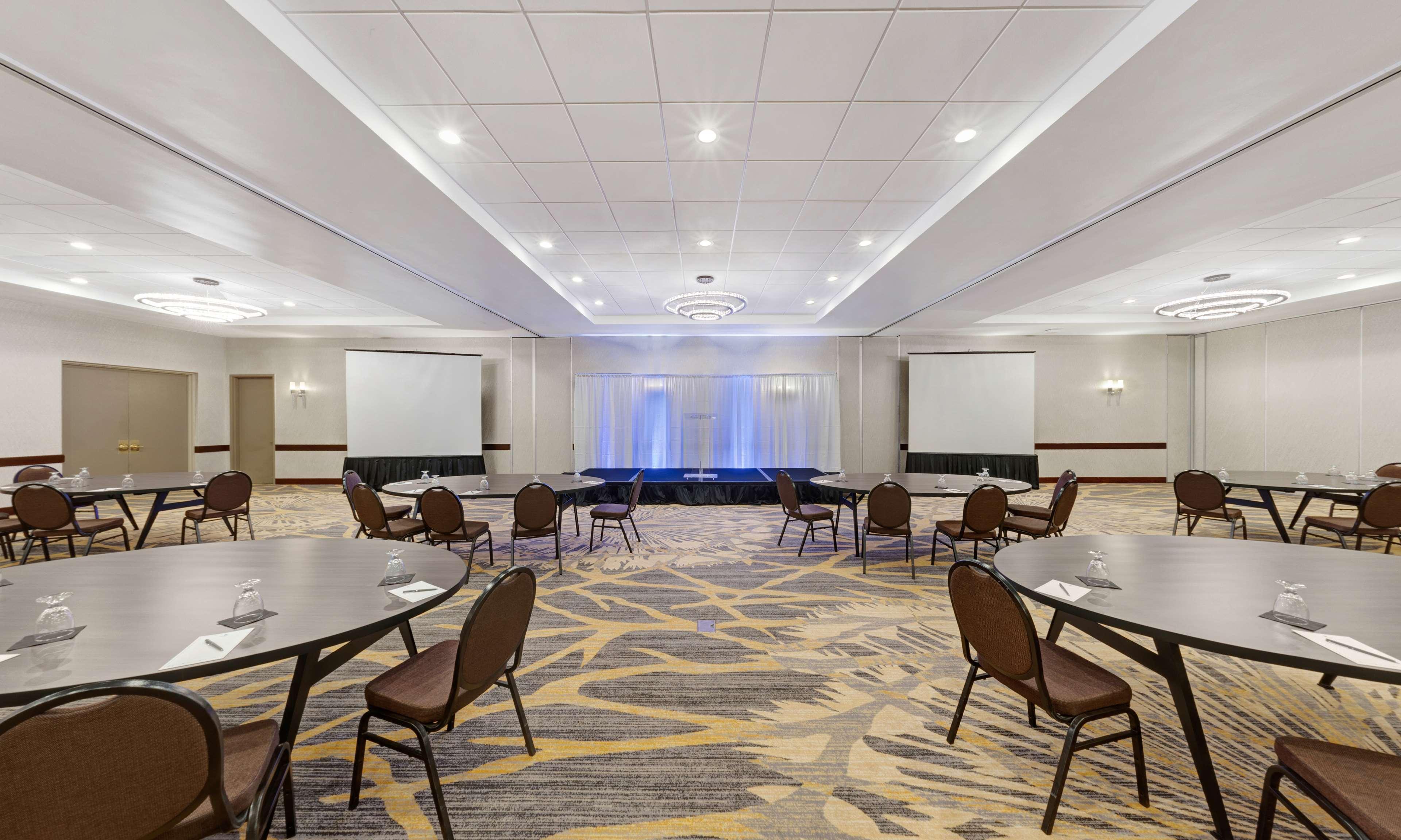 Embassy Suites By Hilton Milwaukee Брукфилд Экстерьер фото