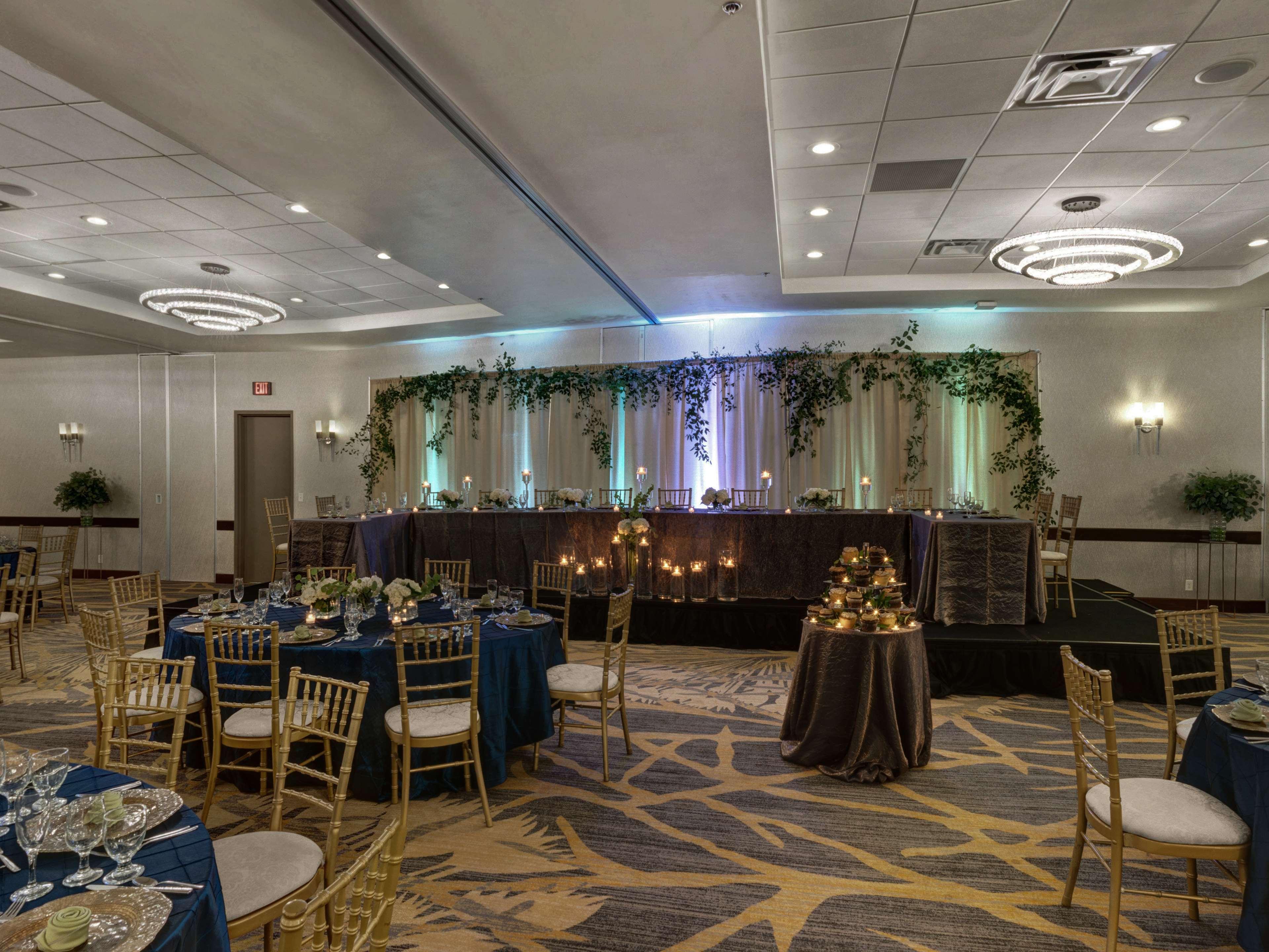 Embassy Suites By Hilton Milwaukee Брукфилд Экстерьер фото