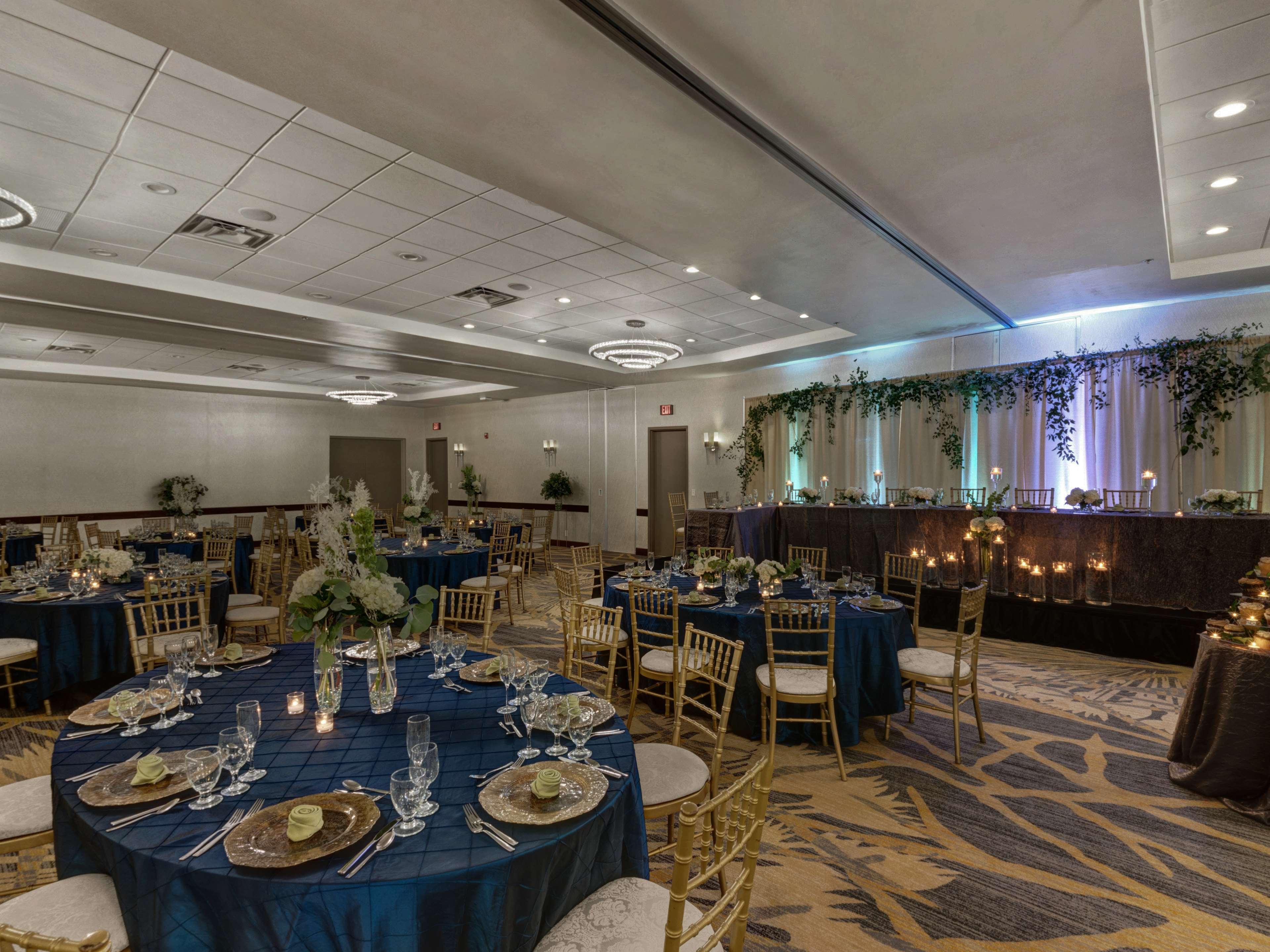 Embassy Suites By Hilton Milwaukee Брукфилд Экстерьер фото
