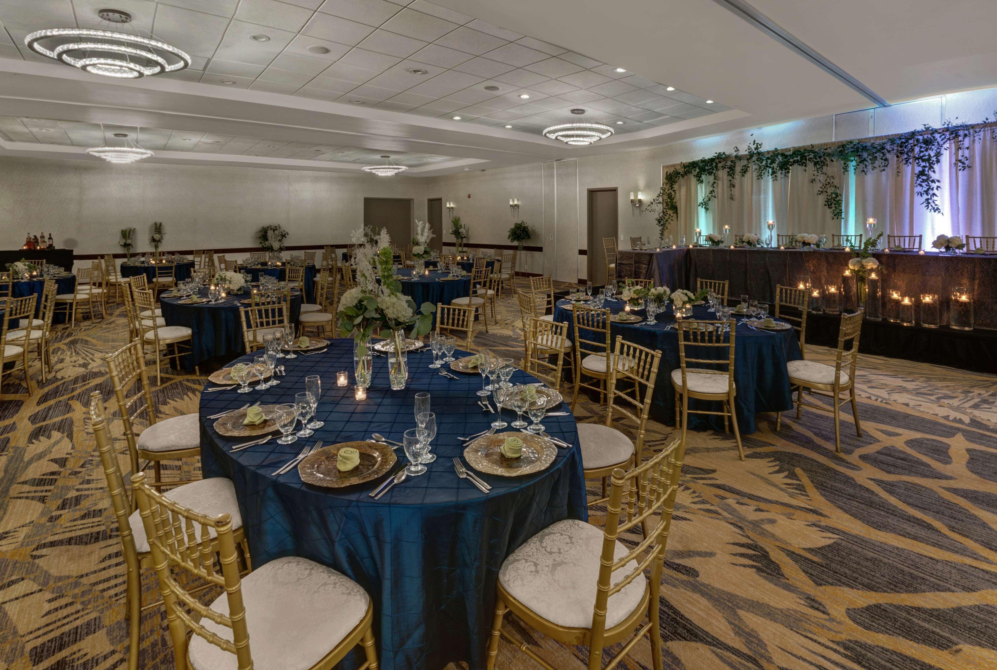 Embassy Suites By Hilton Milwaukee Брукфилд Экстерьер фото