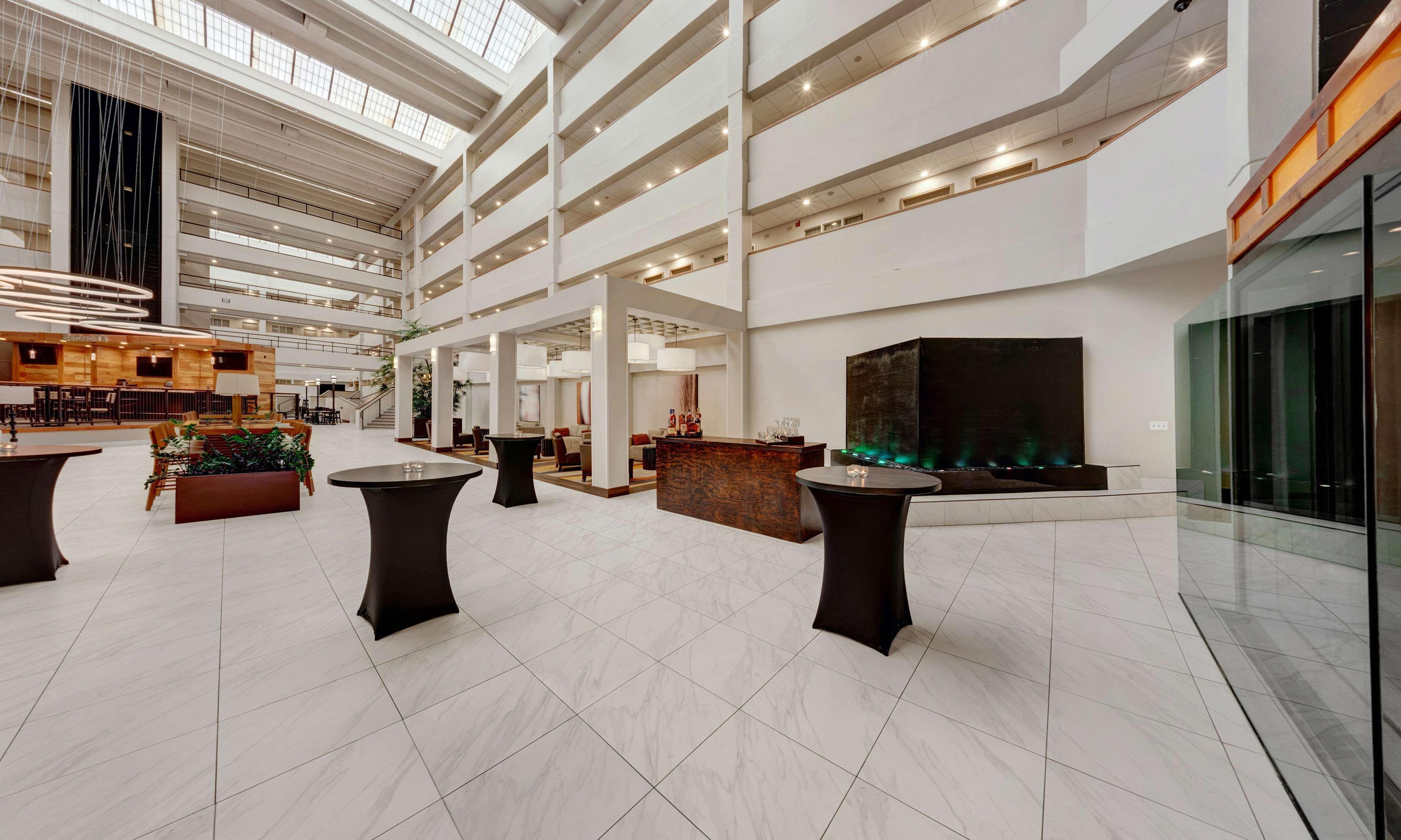 Embassy Suites By Hilton Milwaukee Брукфилд Экстерьер фото