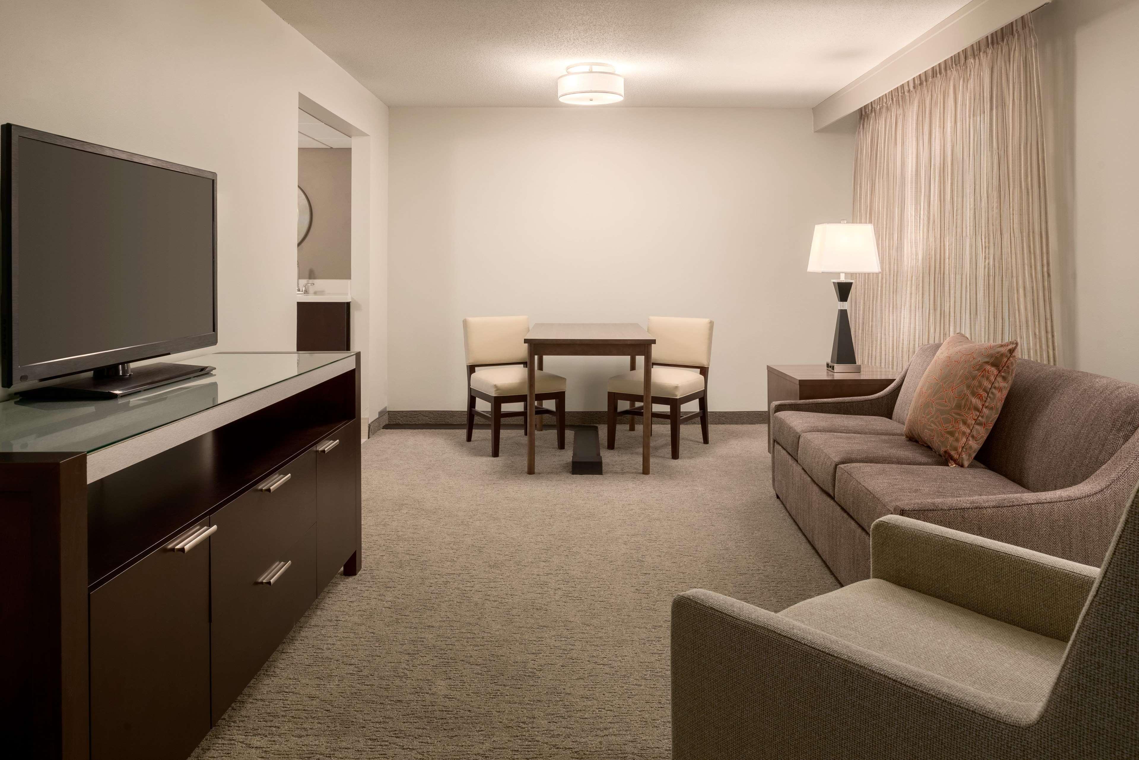 Embassy Suites By Hilton Milwaukee Брукфилд Экстерьер фото