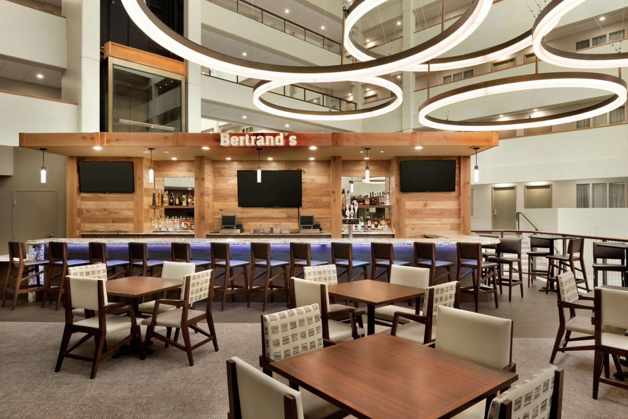 Embassy Suites By Hilton Milwaukee Брукфилд Экстерьер фото